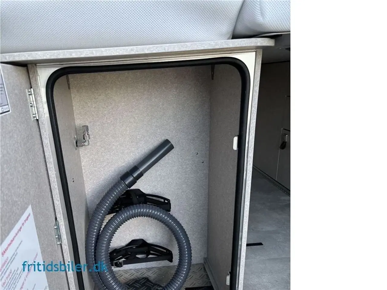 Billede 11 - 2024 - Hymer   Hymer Yosemite med alt udstyr under 6 m med langsgående senge