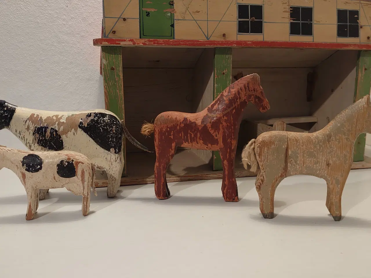 Billede 4 - Fængselslegetøj: 4 trædyr og stor stald. Ca 1933.