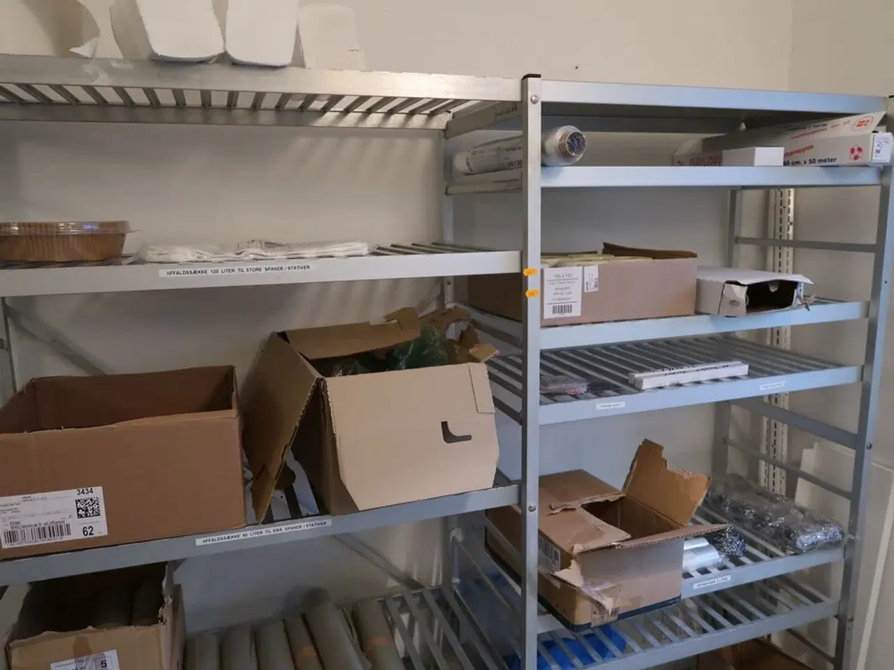 Billede 3 - 2 stk. fødevarereoler med affaldssække, poser, folie m.m.