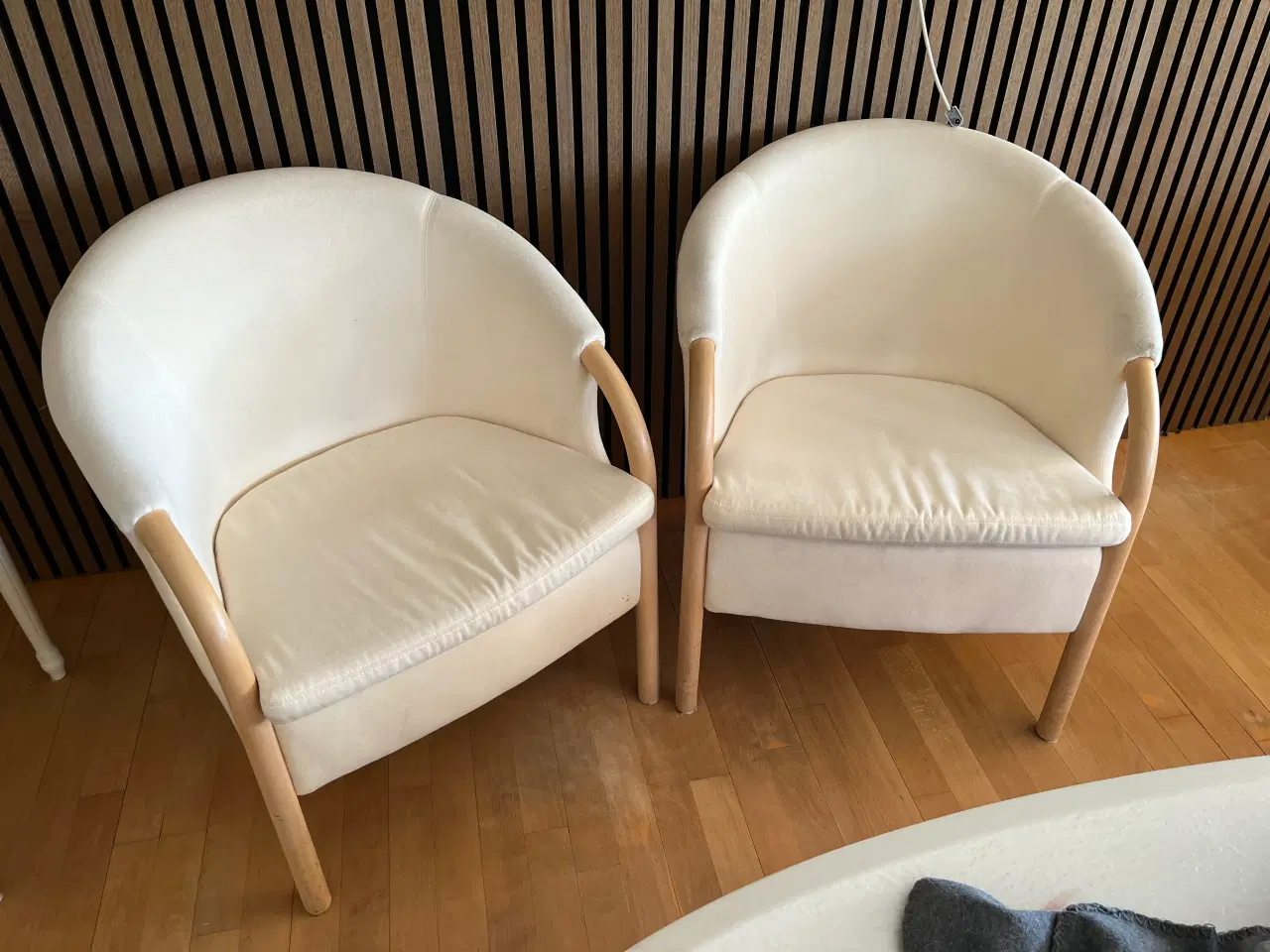 Billede 1 - Stole i hvidt stof. 