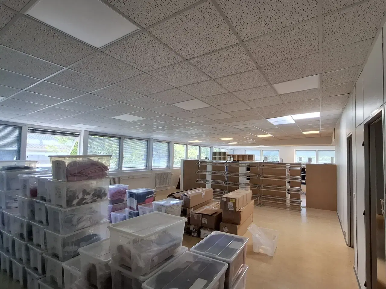 Billede 19 - Centralt beliggende butik. klinik, lager, let produktion. Lejemålet har Læsserampe og port!  Adgang med paller.