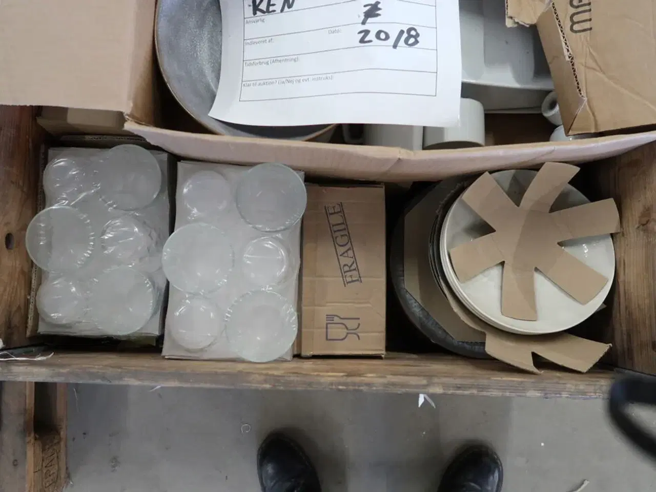 Billede 2 - Palle div. Køkkenredskaber: Tallerkner, glas mv. KEN STORKØKKEN
