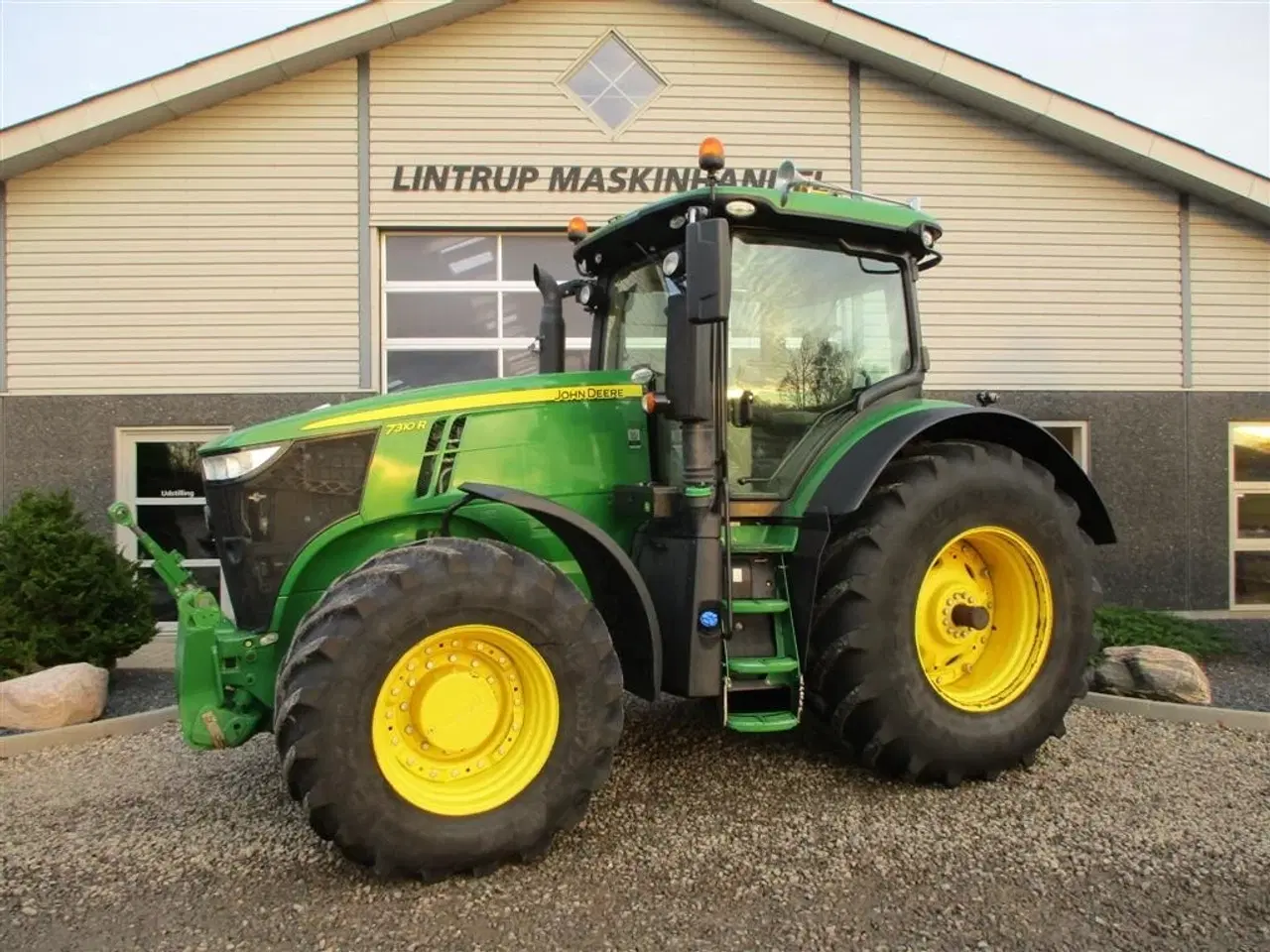 Billede 1 - John Deere 7310R Med frontlift og frontPTO en ejers gård traktor