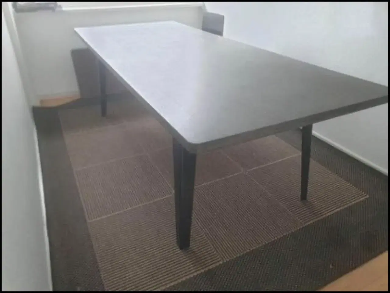 Billede 1 - Solidt moderne spisebord 