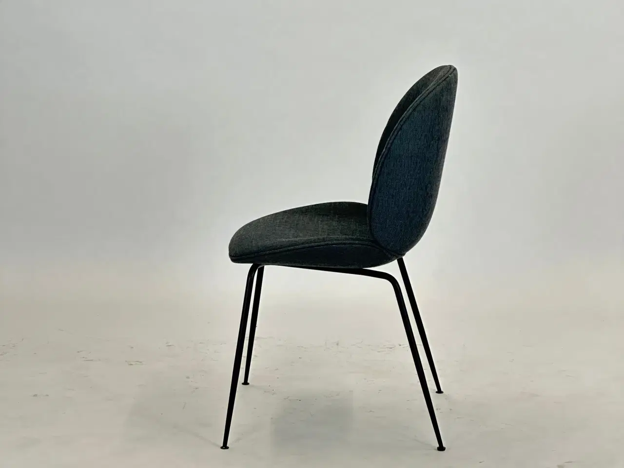 Billede 4 - GUBI Beetle Stol – Mørkegrå med Sort Stel