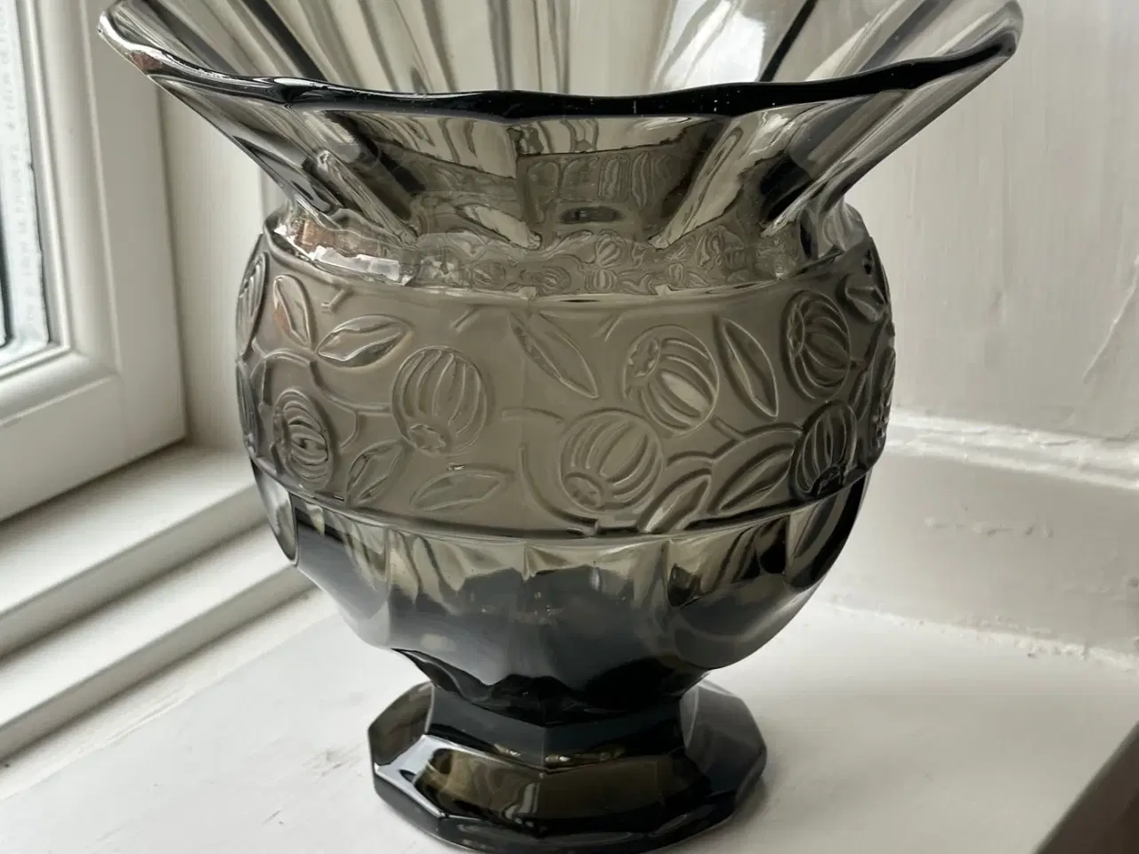 Billede 3 - Stor, røgfarvet vase