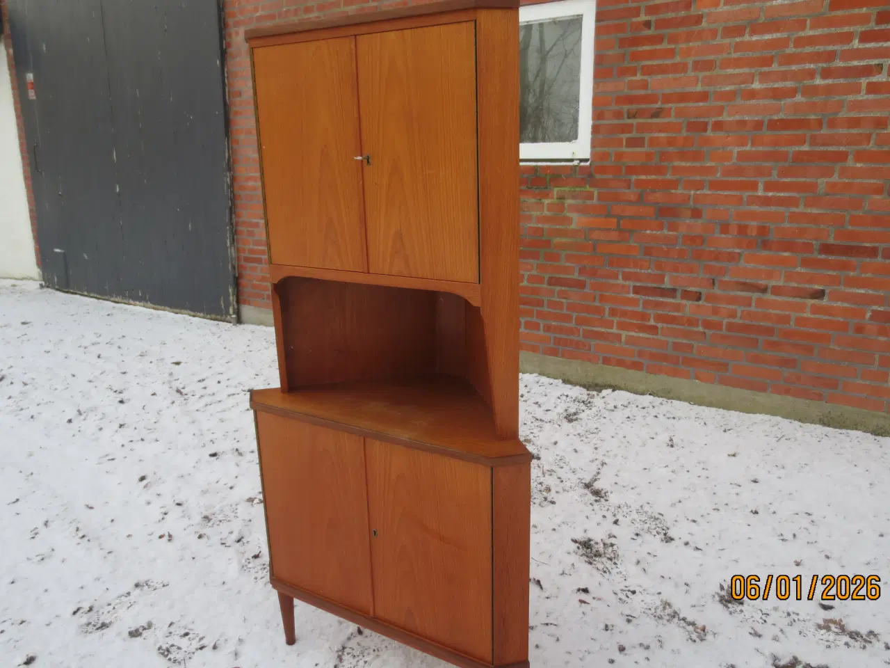 Billede 1 - 1 stk Teak Hjørneskab med Nøgle