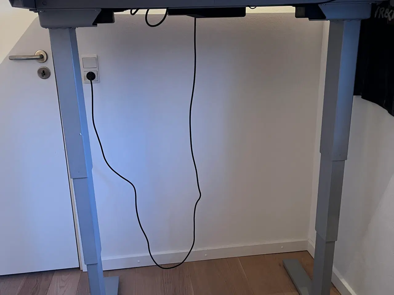 Billede 3 - Hæve/sænkebord med skuffer og kontorstol 