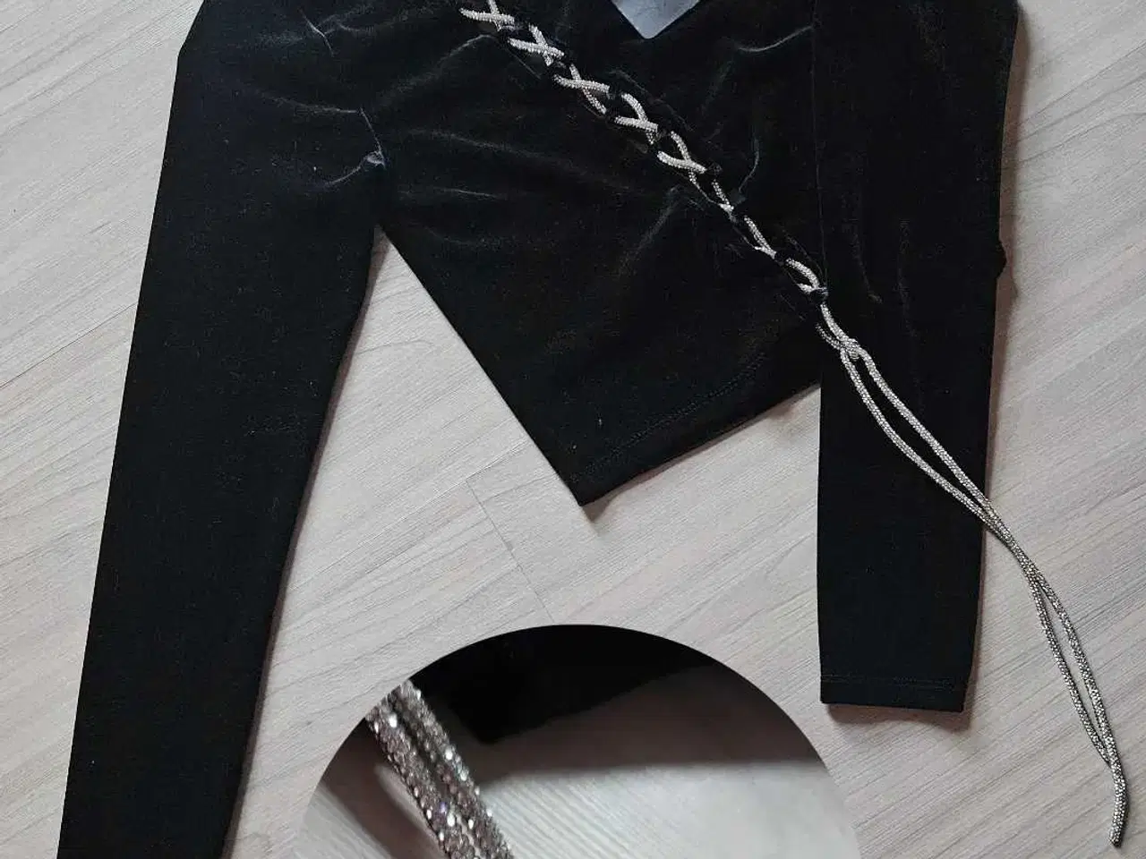 Billede 1 - Sorte bluse med sølv snore
