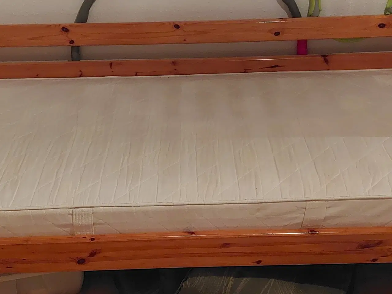 Billede 1 - Træ seng med Madras