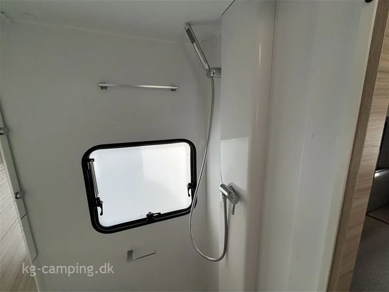 Billede 11 - 2026 - Adria Altea 362 LH   Adria Altea 362 LH - Klar til eventyr - Enkeltsenge - Stort 140L Køleskab