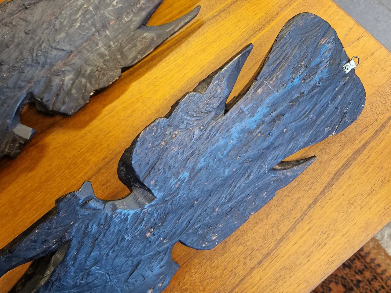 Billede 7 - Et par store flotte væghængte asiatiske figurer.