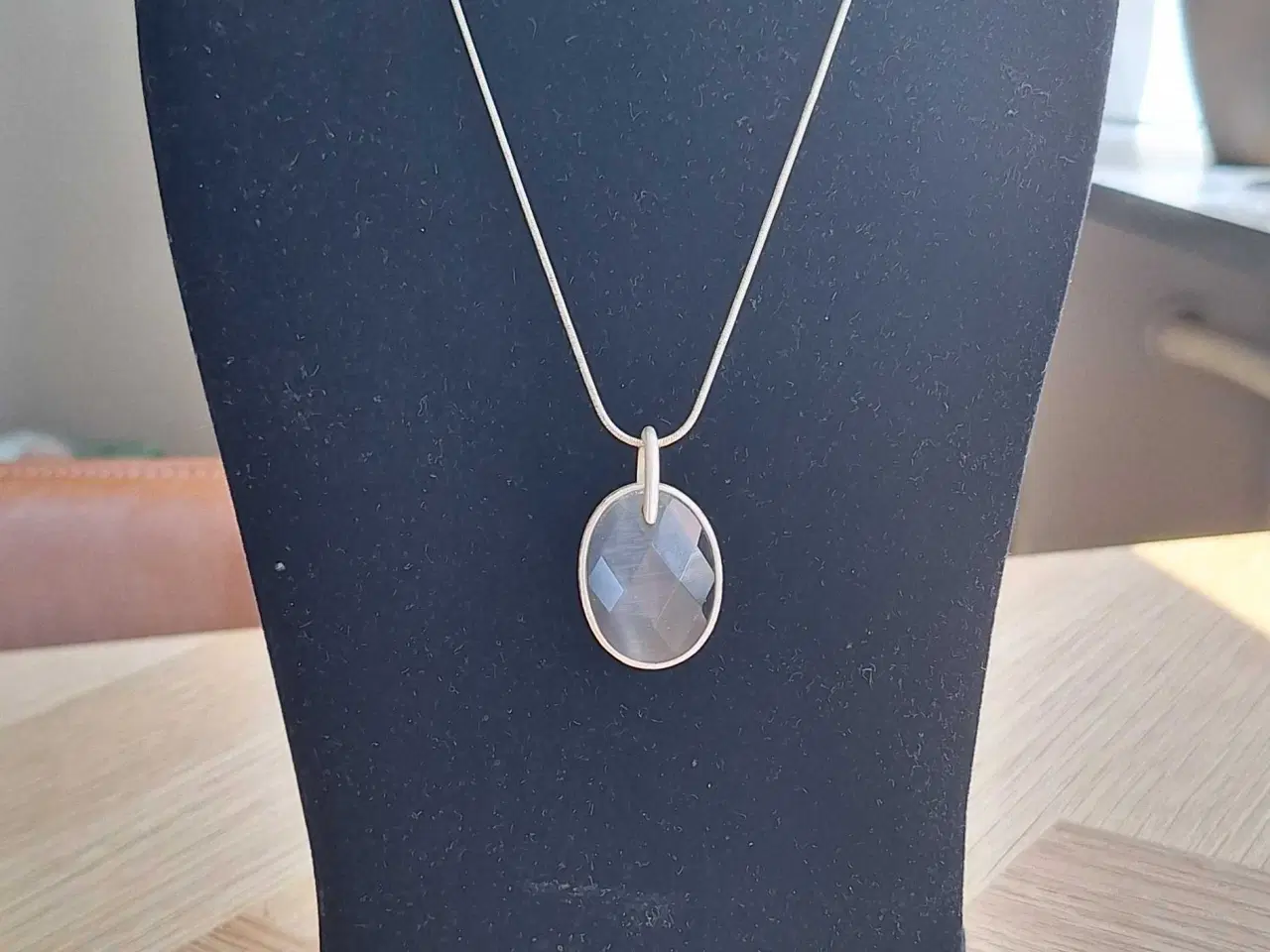 Billede 1 - Sølvfarvet halskæde 