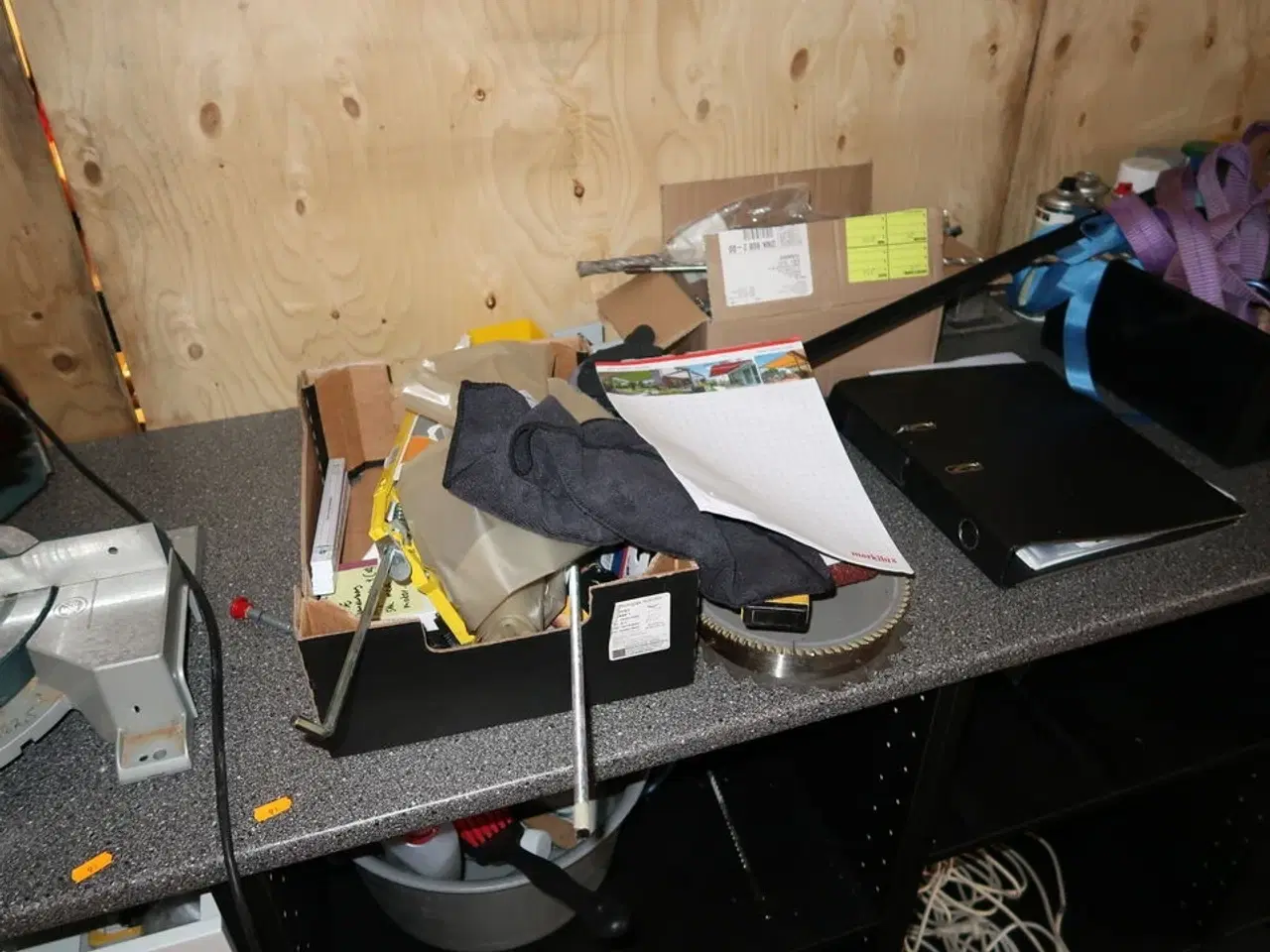 Billede 12 - Arbejdsbord med skuffer med indhold (maskiner medfølger ikke)