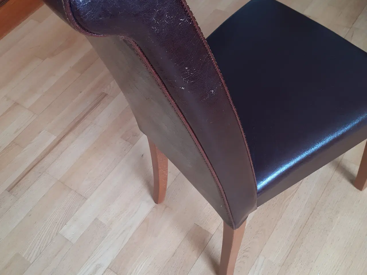 Billede 3 - Samlet pris! 6 stk. spisebordsstole i brunt læder.