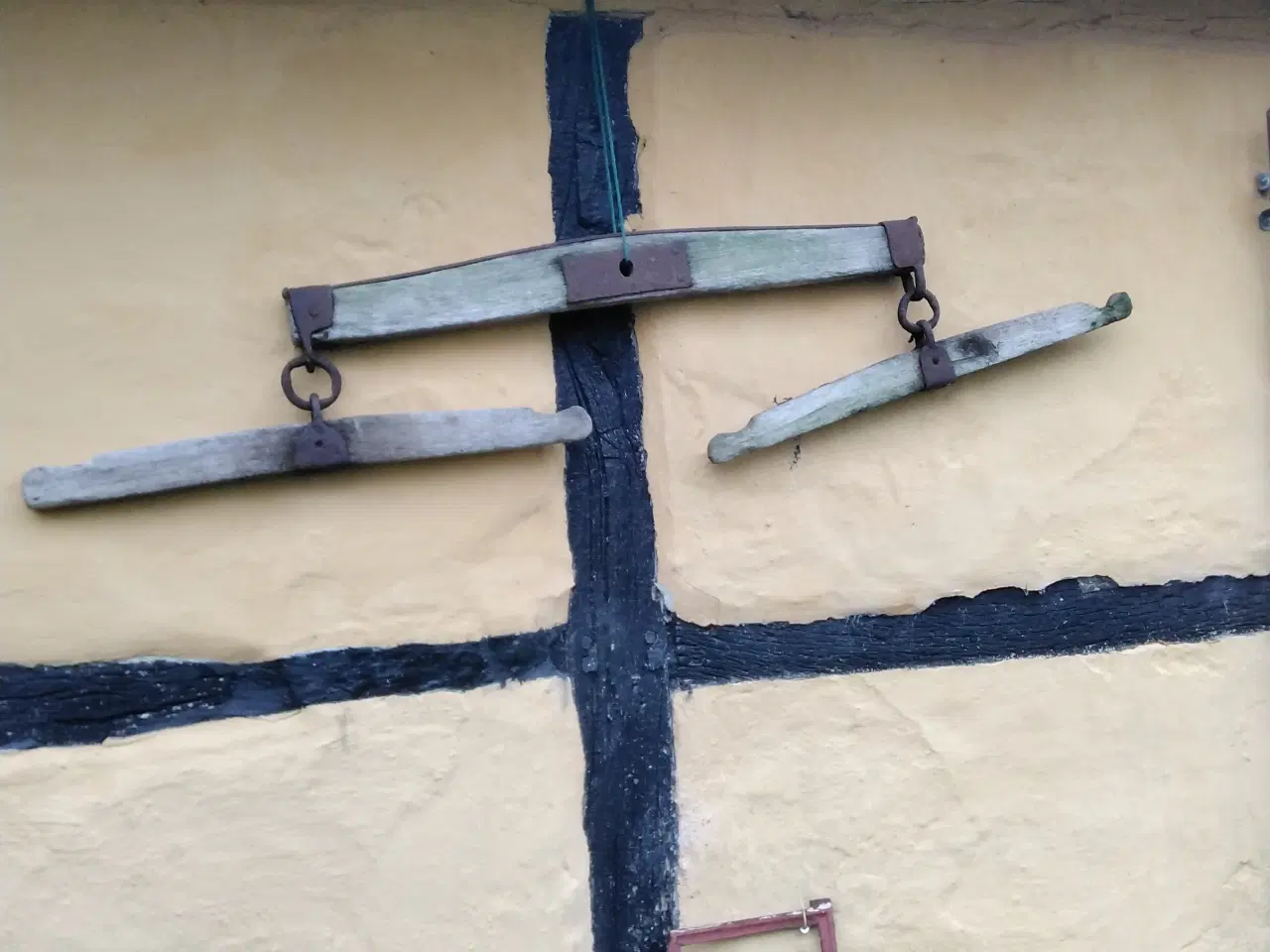 Billede 3 - Vognhjul, trækåg, slibesten, staldvindue, støbejer