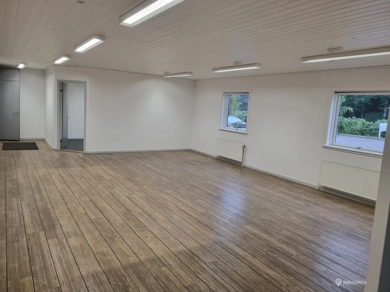 Billede 12 - Lagerbygning med porte og ramper udlejes