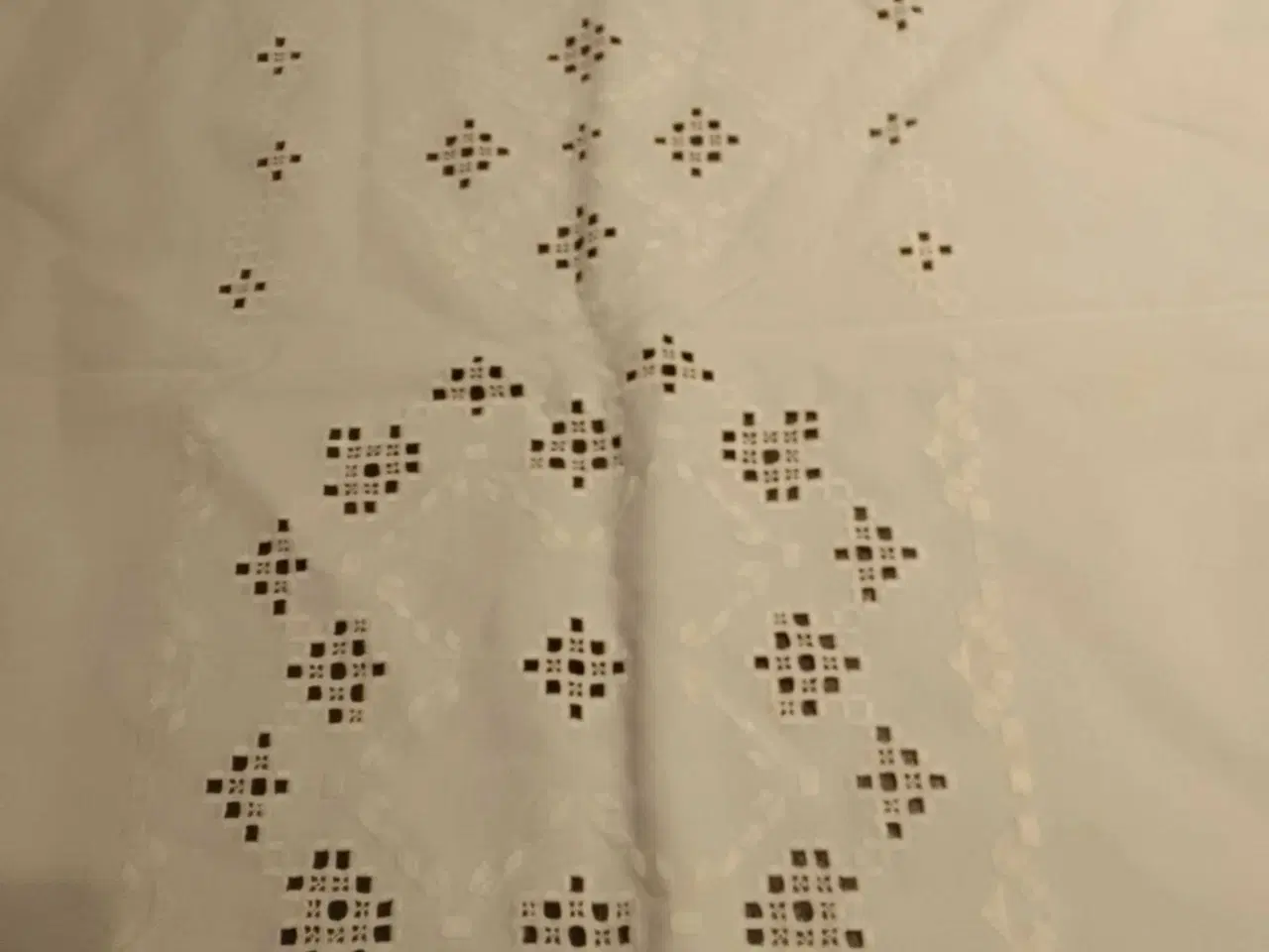 Billede 1 - Fin hvid broderet dug