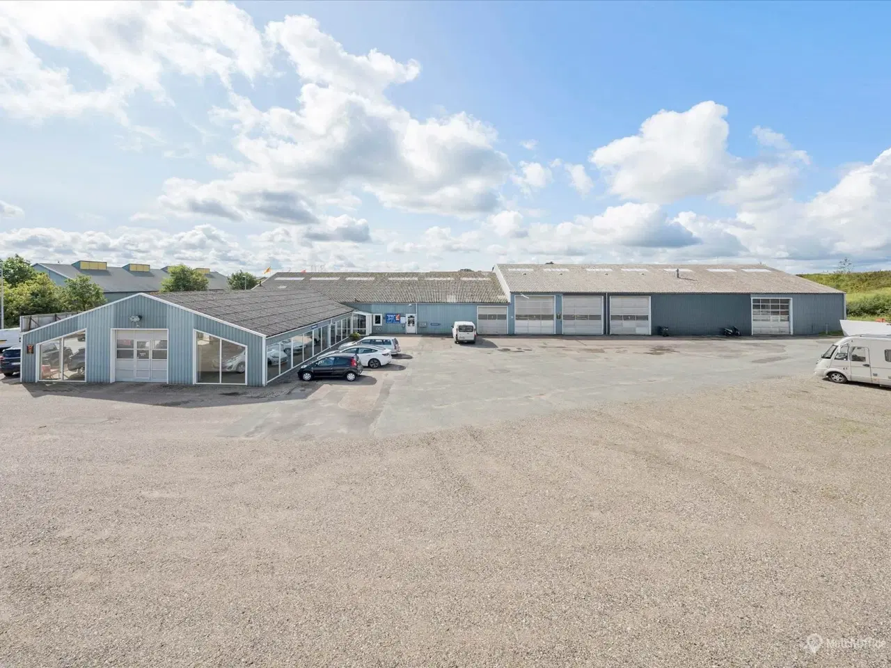 Billede 16 - Bilforretning med meget udenomsplads