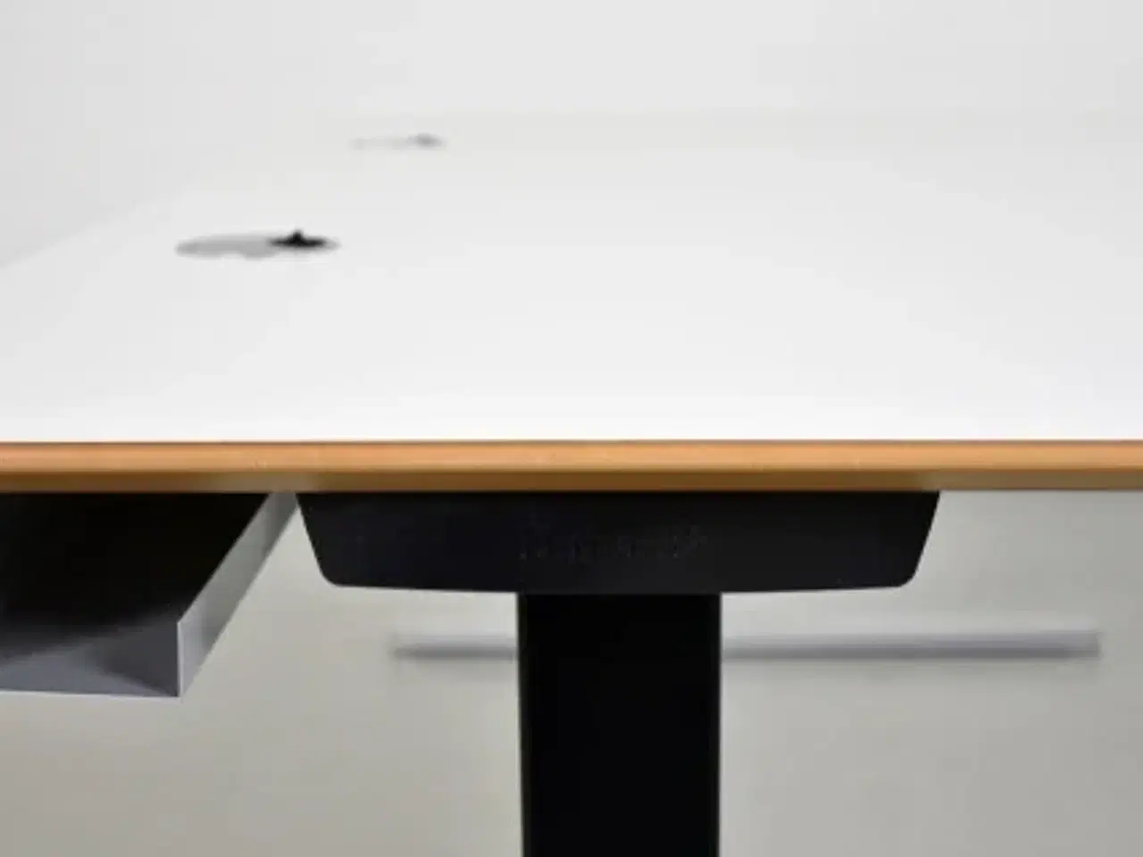 Billede 7 - Hæve-/sænkebord fra duba b8 med hvid plade og sort/alugråt stel, 160 cm.