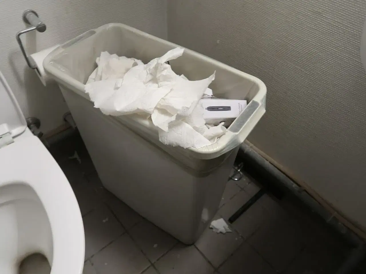 Billede 11 - Reol med indhold + tøm toilettet