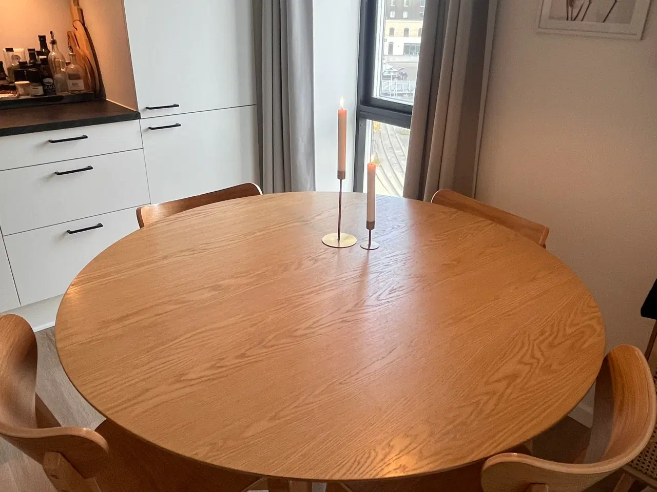 Billede 1 - Spisebord med tilhørende stole