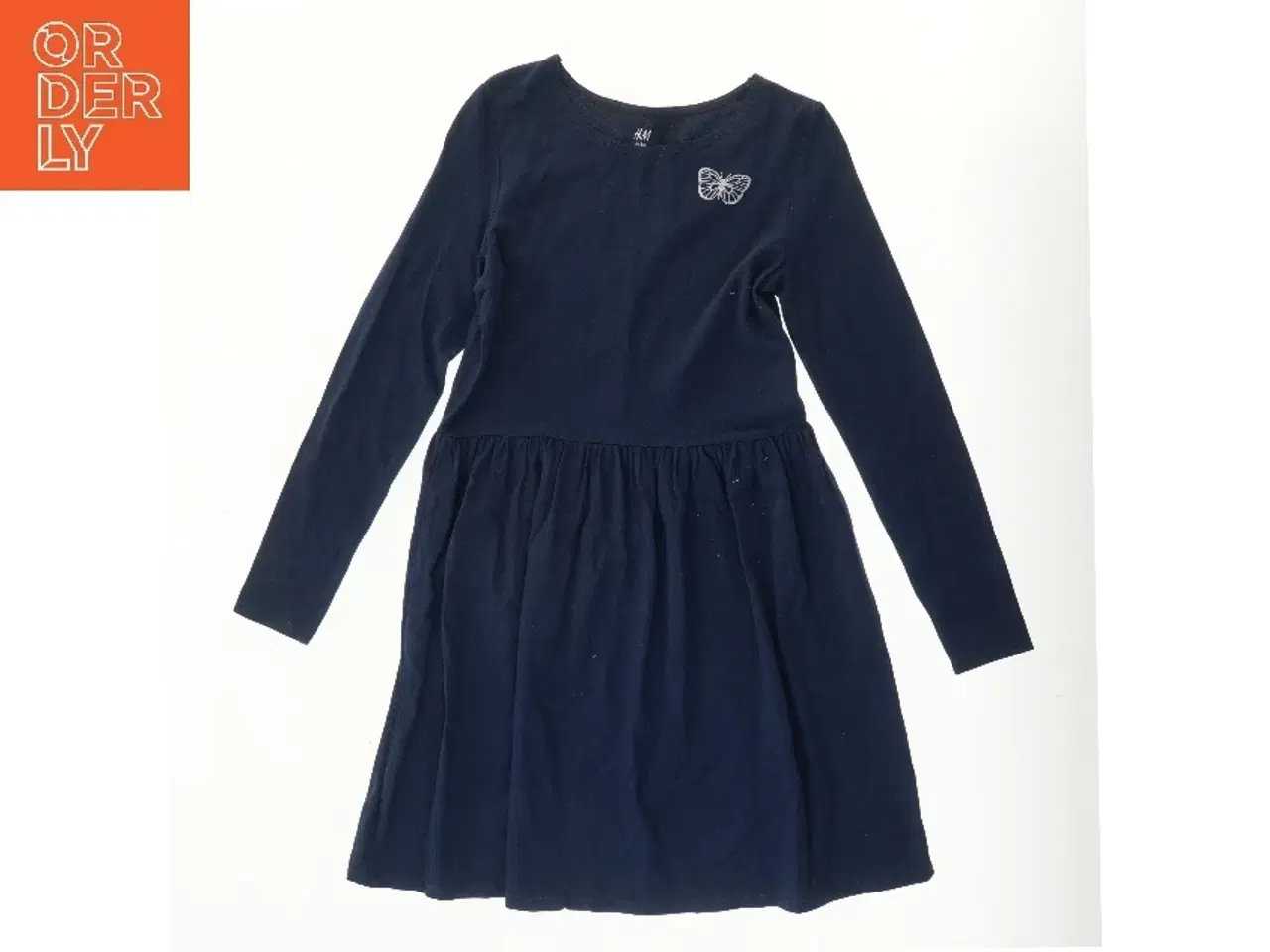 Billede 1 - Mørkeblå kjole med sommerfugl fra H&M fra H&M (str. 134)