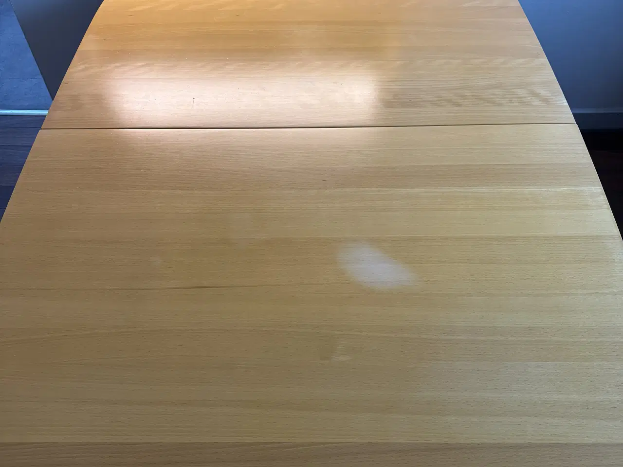 Billede 2 - Spisebord i massiv, lakeret bøg m. 2 tillægsplader