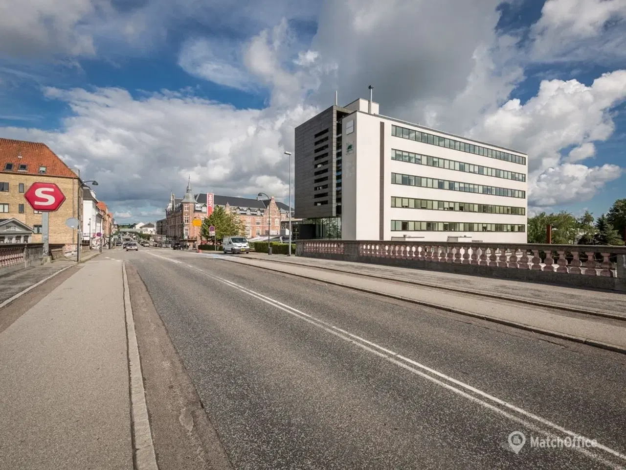 Billede 1 - Præsentabelt kontor med højt til himlen