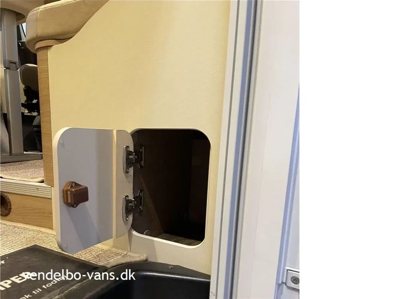 Billede 27 - 2018 - Adria Compact SLS   Smal camper på under 6 m længde - tryk på knappen og den vokser!