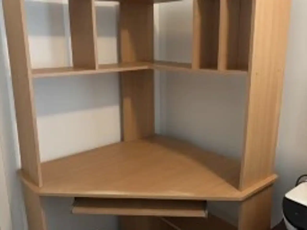 Billede 1 - Hjørneskrivebord og skrivebordsstol 100 kr. stk. 