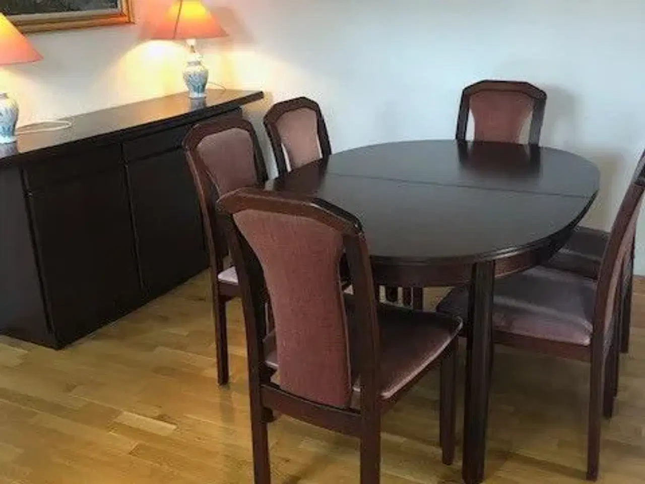 Billede 2 - Spisestue med 6 stole, skænk og sidebord