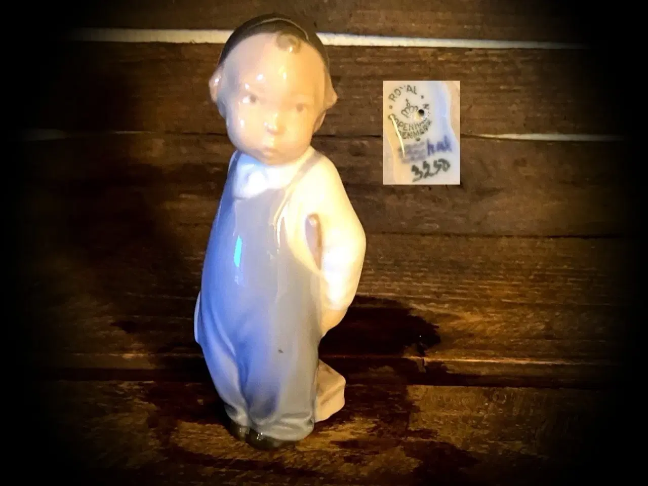 Billede 1 - * Royal Copenhagen; Dreng med kost (3250)