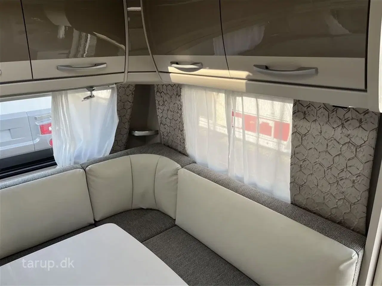 Billede 9 - 2020 - Dethleffs Nomad Snow 590 RF   Fortelt: Isabella Commodore, mover, ALDE centralvarme, vandbåren gulvvarme, rundsiddegruppe, tv-antenne, stort 140 l. køleskab m/ fryser,