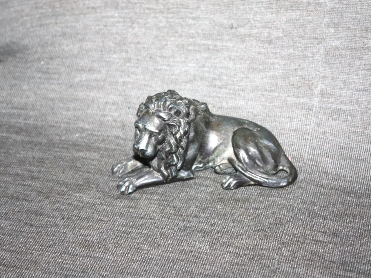 Billede 1 - Løve figur i metal længde 10,5 cm