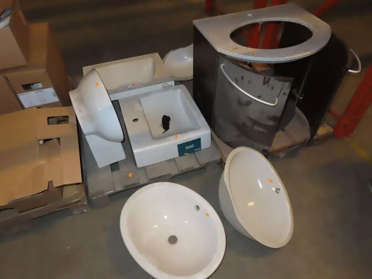 Billede 1 - Blandede baske og badeværelsesmøbel