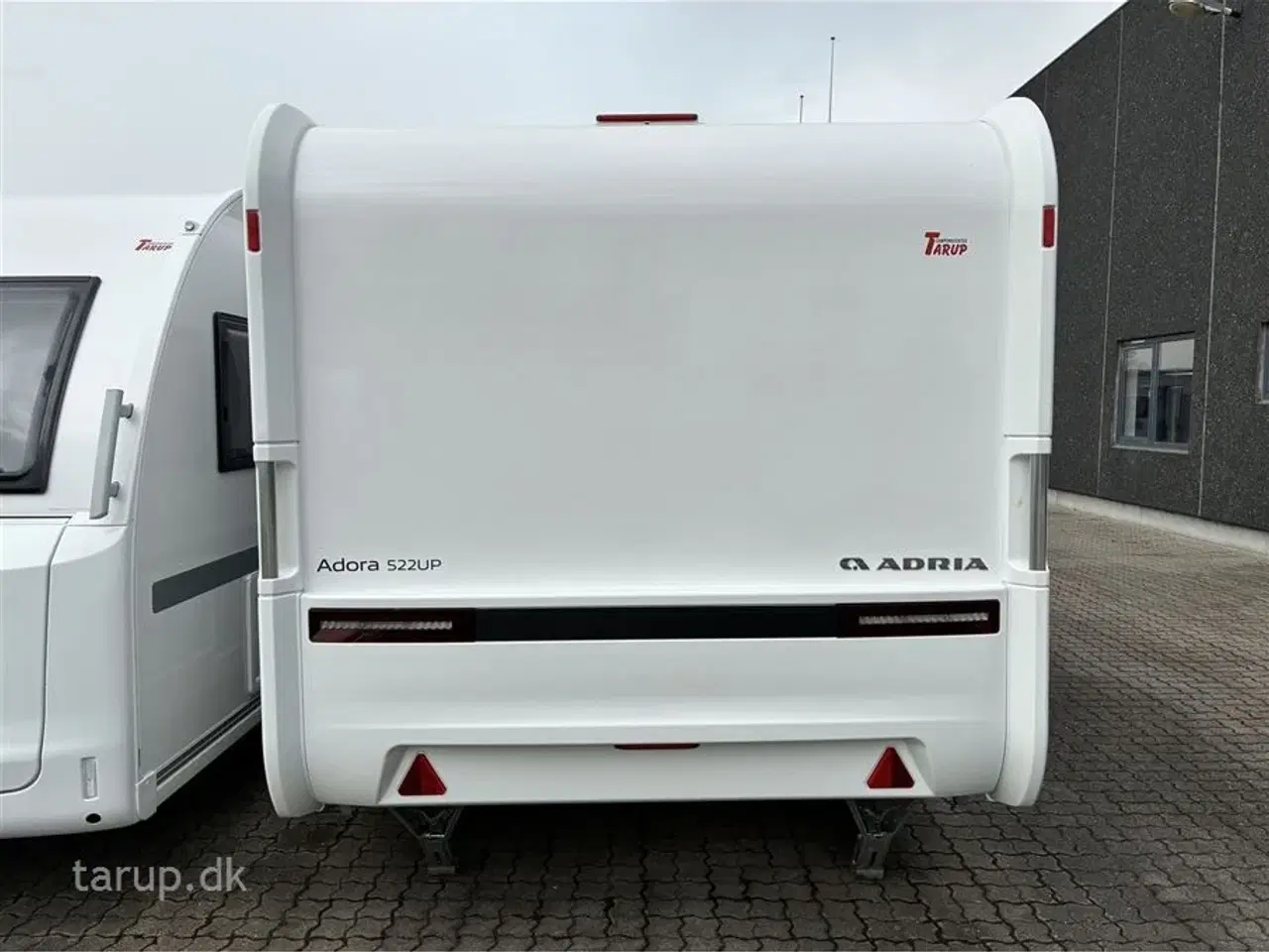 Billede 3 - 2026 - Adria Adora 522 UP   Dobbeltsengsvogn, rundsiddegruppe, el-gulv-varme, stort 142L KOMPRESSOR køleskab, TV-holder, stabilisator, Adria Smartbox, glasfibertag