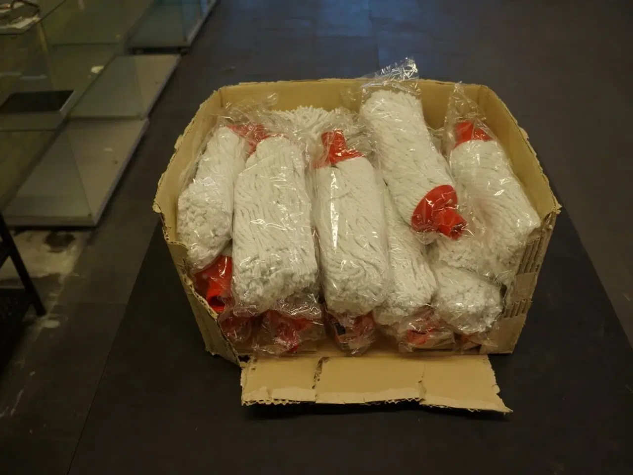 Billede 1 - Kasse med diverse moppehoveder