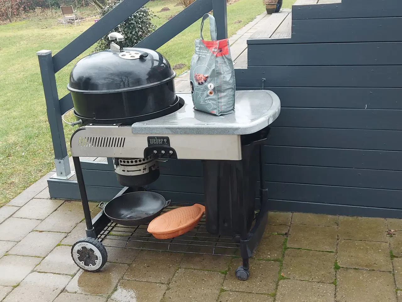 Billede 2 - Webergrill med støbejernsgryde, kul og stegeso.