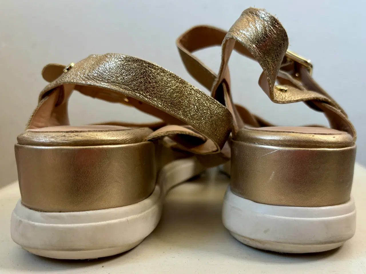 Billede 5 - GEOX, guldsandaler m kinahæl, str 40