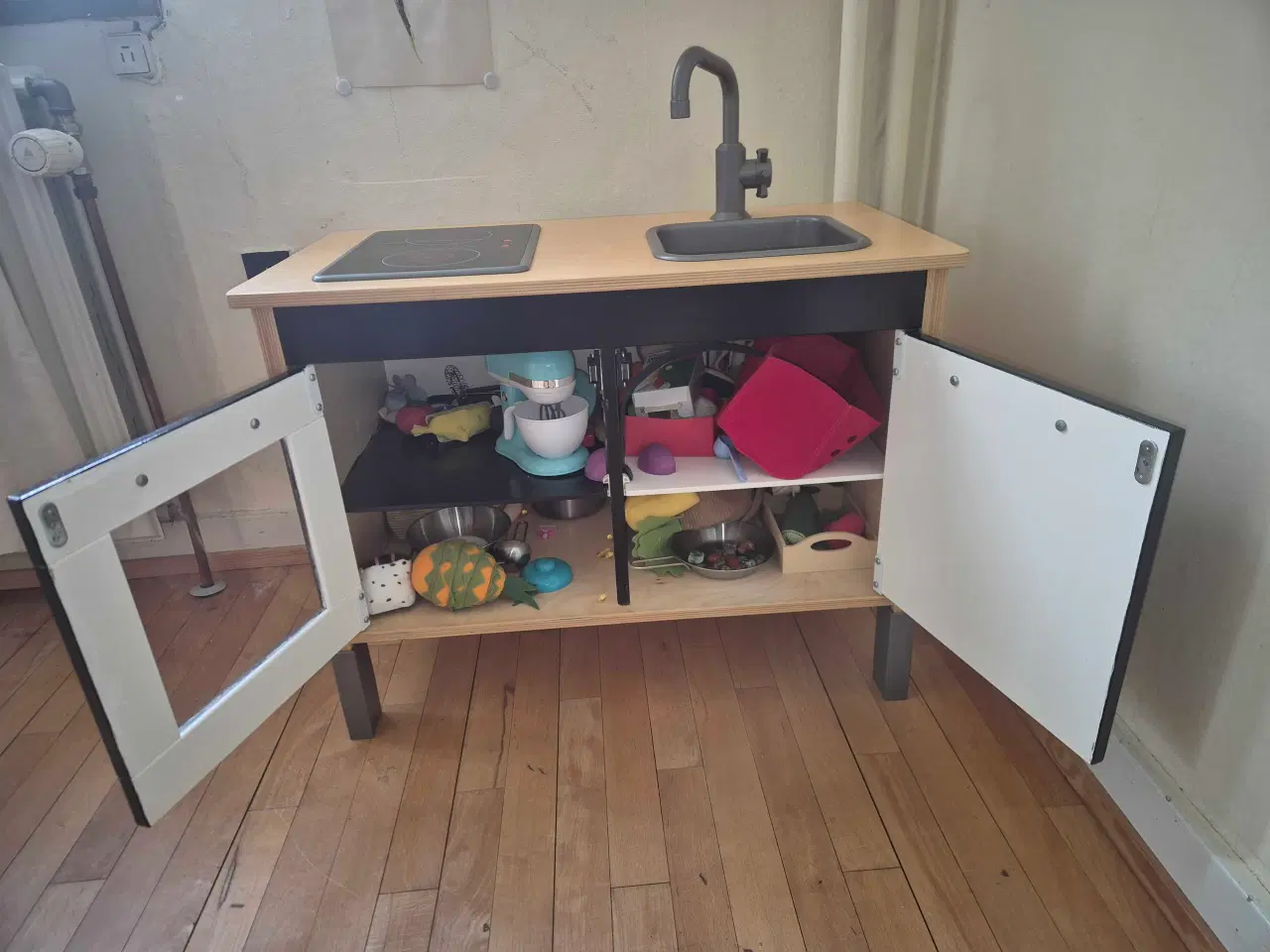 Billede 2 - Legekøkken, delvist håndmalet med børnevenlig mali