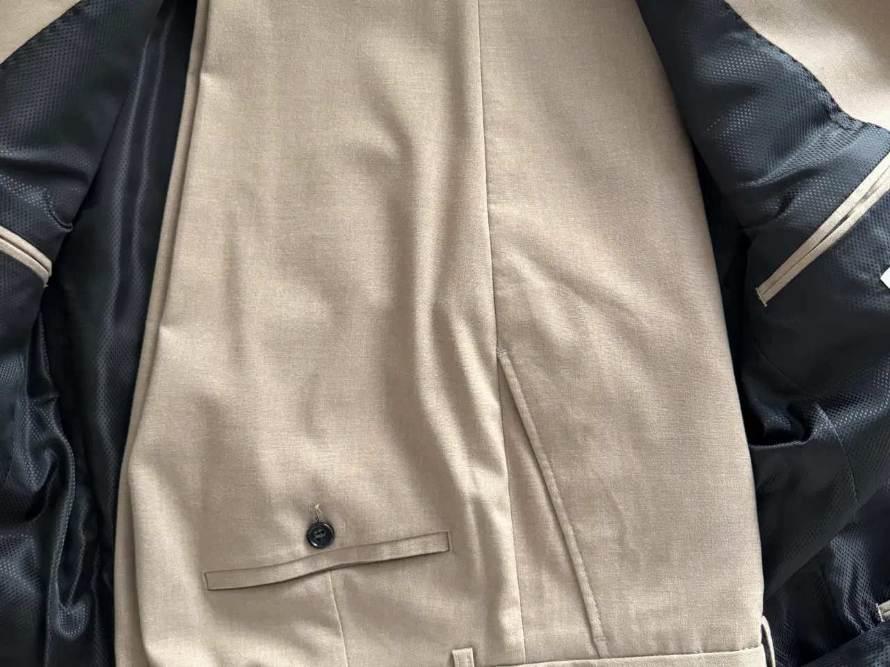 Billede 4 - Lindbergh jakkesæt i sand farve