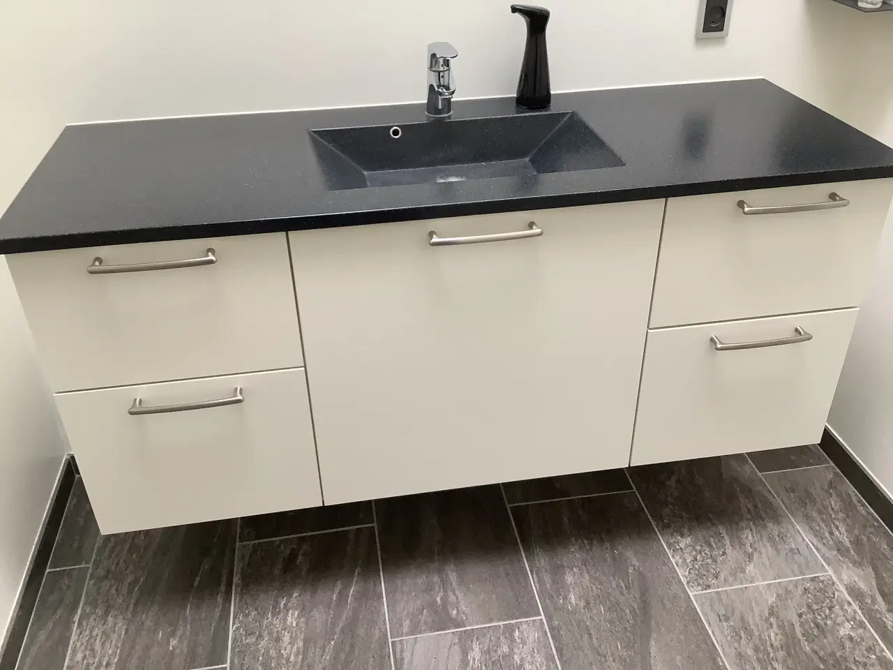 Billede 1 - Badeværelsesinventar - integreret vask og armatur