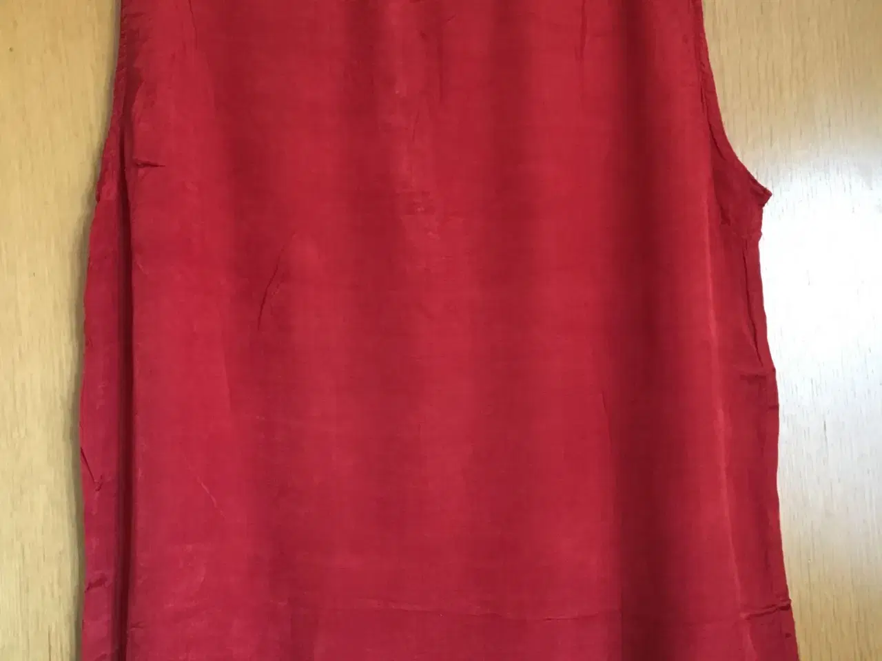 Billede 3 - Mørkerød bluse til salg