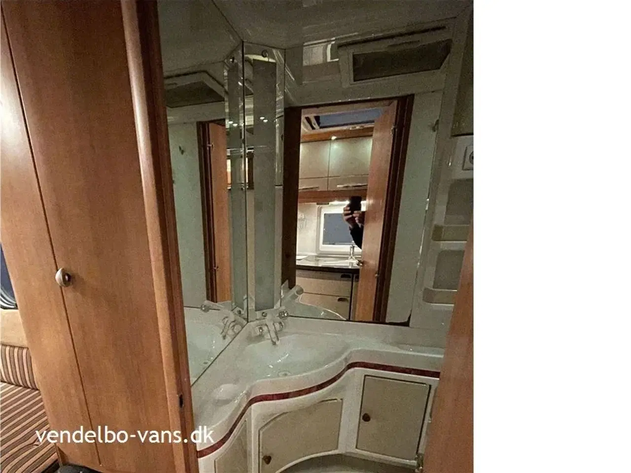 Billede 13 - 2009 - Hobby Excellent 540 UFF Stor fritstående dobbeltseng og panorama vinduer