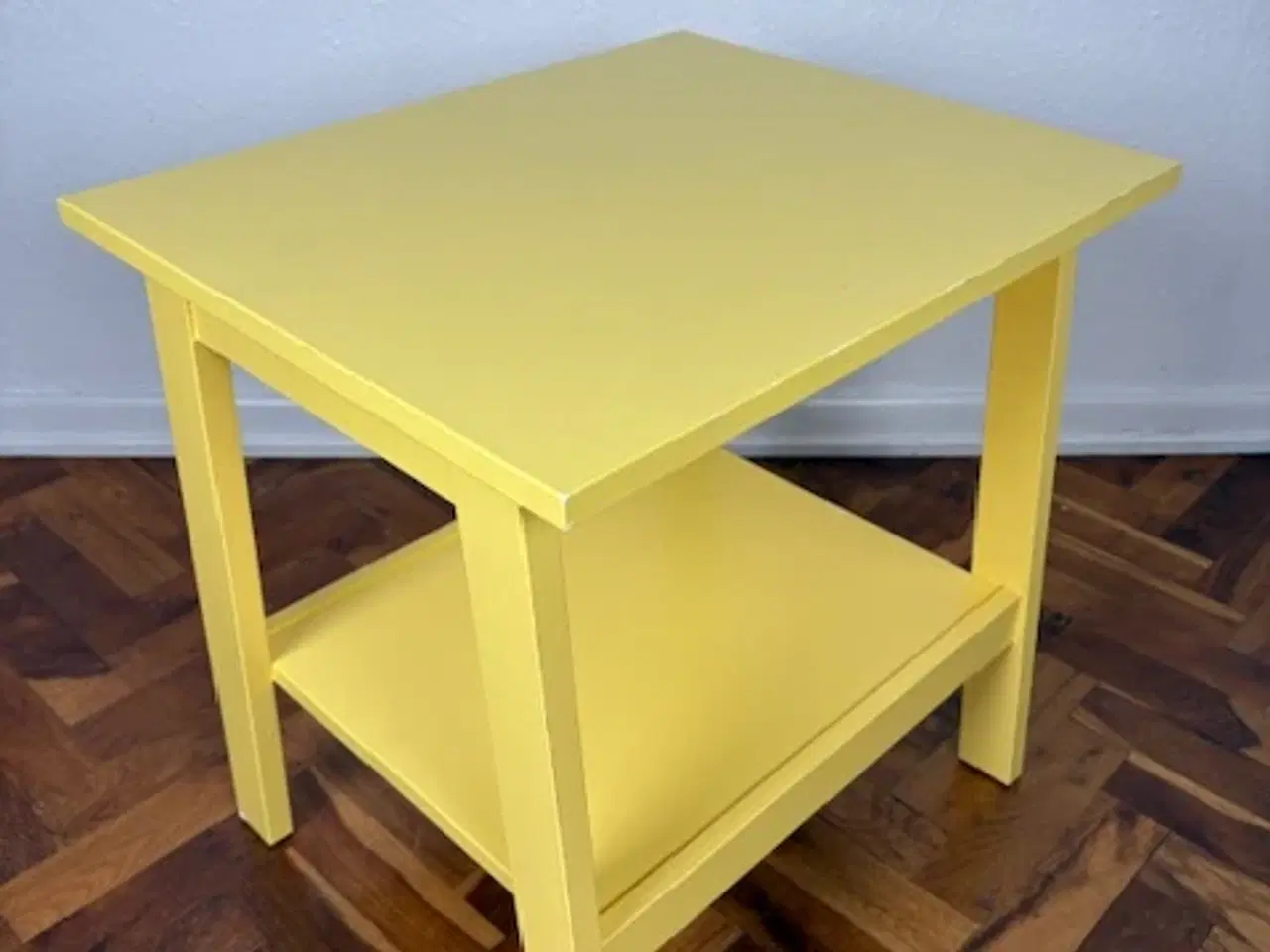 Billede 2 - Sidebord i gult med hylde