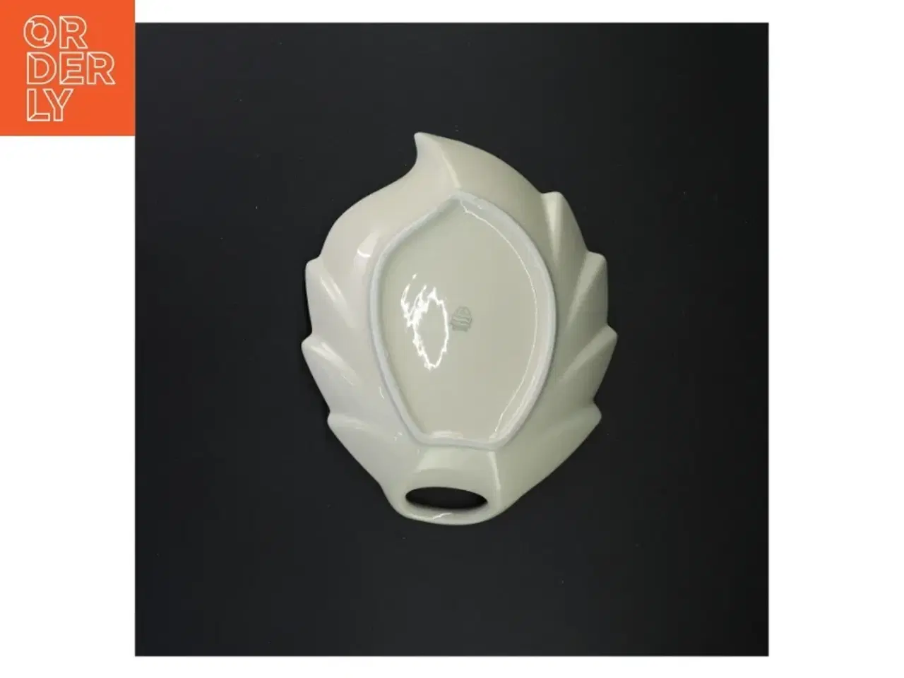 Billede 3 - Bladformet porcelænsfad fra Københavns Porcellains Maleri (str. 25 x 19 cm)