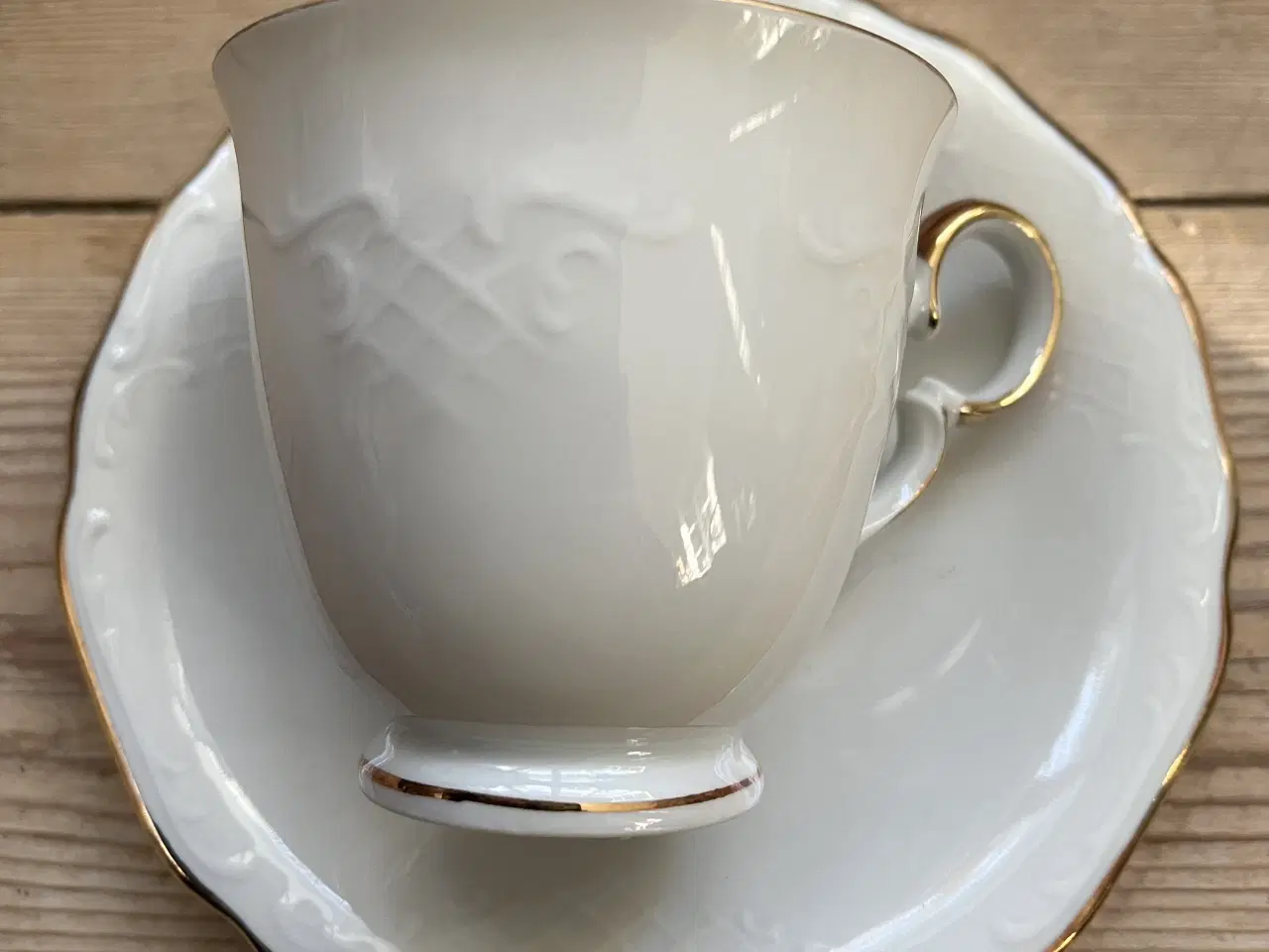 Billede 2 - Hvide kopper med præget mønster og guldkant