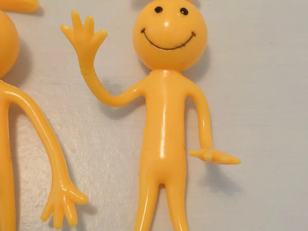 Billede 2 - 10stk vintage gule smiley figurer i gummi. H12,5cm