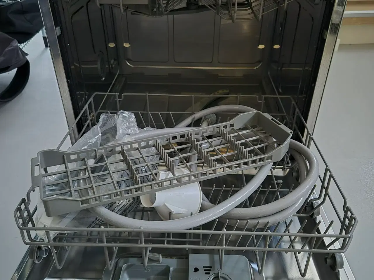 Billede 3 - Velholdt Candy Bordopvaskemaskine – Plads til 8